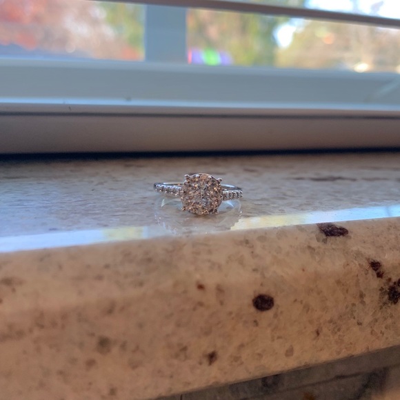 SOLD IGI certified Diamond halo ring - Picture 4 of 7